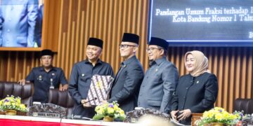 Penjabat Wali Kota Bandung, A. Koswara, memberikan jawaban atas pandangan umum fraksi-fraksi DPRD Kota Bandung terkait Rancangan Peraturan Daerah (Raperda) tentang perubahan Peraturan Daerah (Perda) Kota Bandung Nomor 1 Tahun 2024 tentang Pajak Daerah dan Retribusi Daerah. Jawaban ini disampaikan secara tertulis dalam Rapat Paripurna DPRD Kota Bandung ke-8, Senin (17/2/2025).