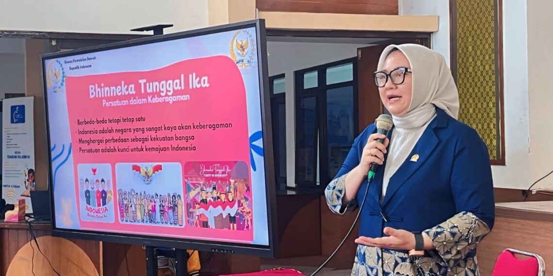 Anggota Komite III Dewan Perwakilan Daerah (DPD) Republik Indonesia (RI) Daerah Pemilihan Jawa Barat (Jabar) Agita Nurfianti melakukan sosialisasi Empat Pilar Majelis Permusyawaratan Rakyat (MPR) RI di Sekolah Menengah Atas Negeri (SMAN) 1 Kota Bandung, Jawa Barat (Jabar), Senin (24/1).