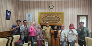 Para pelaku usaha yang tergabung dalam Gerai UMKM PPS (Gumasep) menggelar silaturahmi dengan Pj Bupati Sumedang Yudia Ramli di ruang Kerja Bupati, Selasa (11/2/2025).
