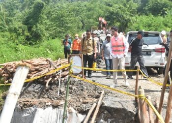 Wakil Bupati Sumedang Tinjau Perbaikan Jalan Haur Papak di Kecamatan Surian