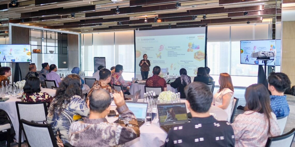 Kementerian Ekonomi Kreatif/Badan Ekonomi Kreatif (Kemenekraf/Bekraf) terus mendorong pertumbuhan sektor ekonomi kreatif melalui kolaborasi strategis dengan berbagai institusi, termasuk PT Aviasi Pariwisata Indonesia (InJourney).