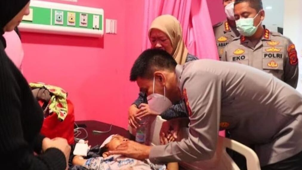 Kapolda Jabar, Irjen Pol. Akhmad Wiyagus, saat menjenguk salah satu korban luka di RSUD Ciawi, Bogor.(Foto:Istimewa).