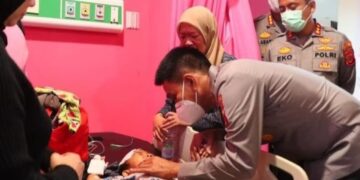 Kapolda Jabar, Irjen Pol. Akhmad Wiyagus, saat menjenguk salah satu korban luka di RSUD Ciawi, Bogor.(Foto:Istimewa).