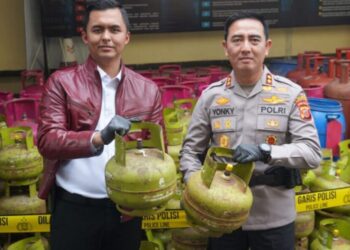 Kapolres Cianjur, AKBP Rohman Yonky Dilatha, memperlihatkan barang bukti tabung gas dari lokasi praktik pengoplosan.(Foto:Istimewa).