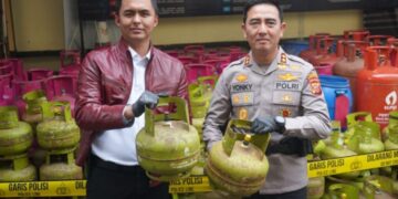 Kapolres Cianjur, AKBP Rohman Yonky Dilatha, memperlihatkan barang bukti tabung gas dari lokasi praktik pengoplosan.(Foto:Istimewa).