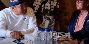 Dedi Mulyadi dan Kepala Sekolah di Subang.(Foto:KDM Channel).