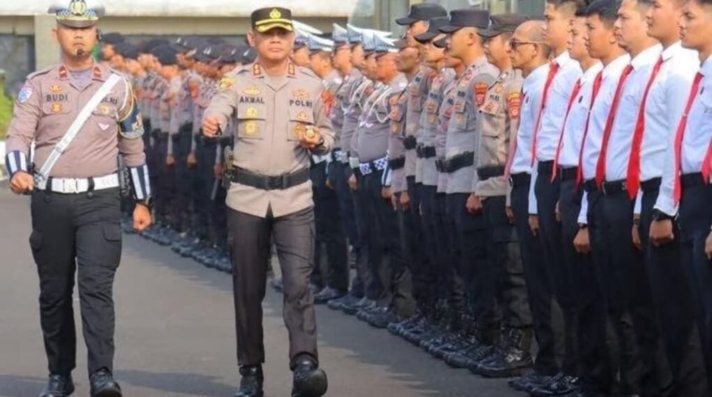 Kapolres Ciamis, AKBP Akmal, saat memimpin apel gelar pasukan 'Operasi Keselamatan Lodaya 2025' di Mapolres Ciamis.(Foto:Istimewa).