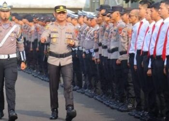 Kapolres Ciamis, AKBP Akmal, saat memimpin apel gelar pasukan 'Operasi Keselamatan Lodaya 2025' di Mapolres Ciamis.(Foto:Istimewa).