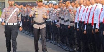 Kapolres Ciamis, AKBP Akmal, saat memimpin apel gelar pasukan 'Operasi Keselamatan Lodaya 2025' di Mapolres Ciamis.(Foto:Istimewa).