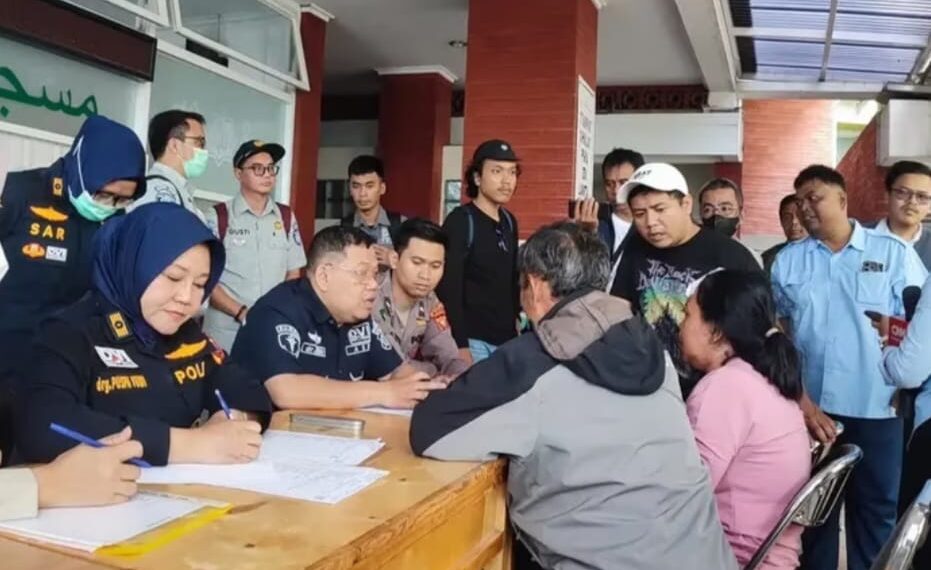 Proses indentifikasi korban kecelakaan di Gerbang Tol Ciawi, Bogor.(Foto:Istimewa).
