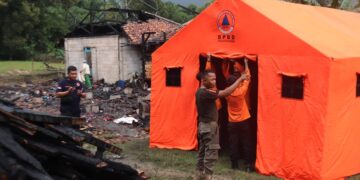 Badan Penanggulangan Bencana Daerah (BPBD) Kabupaten Bekasi menyalurkan logistik dan mendirikan tenda darurat untuk membantu dua rumah milik warga yang mengalami kebakaran di Kampung Jegang RT 05/02, Desa Bojongmangu, Kecamatan Bojongmangu, Minggu, (9/02/2025).