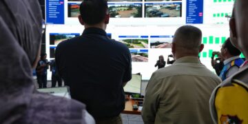 Menteri Perhubungan (Menhub) Dudy Purwagandhi bersama Menteri Koordinator Bidang Infrastruktur dan Pembangunan Kewilayahan, Agus Harimurti Yudhoyono (AHY), memantau jalannya puncak arus mudik darat melalui Jasa Marga Toll-road Command Center (JMTC) Jatiasih, Bekasi, pada Jumat (28/3).