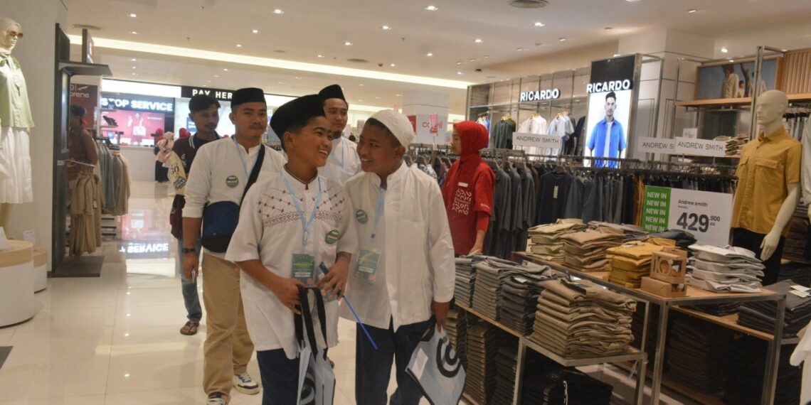 Sejumlah anak yatim/piatu di Indramayu tampak membeli baju baru untuk lebaran. Program berbagi ini digagas Pertamina RU VI Balongan. (Dok. Istimewa)