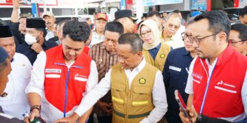 Caption: Menteri Energi dan Sumber Daya Mineral (ESDM) Bahlil Lahadalia melakukan kunjungan kerja ke Baubau, Sulawesi Tenggara, untuk meninjau kesiapan infrastruktur dan distribusi energi di wilayah tersebut. (dok. Istimewa)