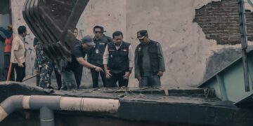 Bupati Sumedang, Dony Ahmad Munir, telah menetapkan status Masa Tanggap Darurat untuk penanganan banjir di Kecamatan Cimanggung yang dimulai pada hari Minggu (16/3/2025). Penetapan ini berlaku selama satu minggu ke depan, guna mempercepat dan mempermudah upaya penanganan bencana tersebut.