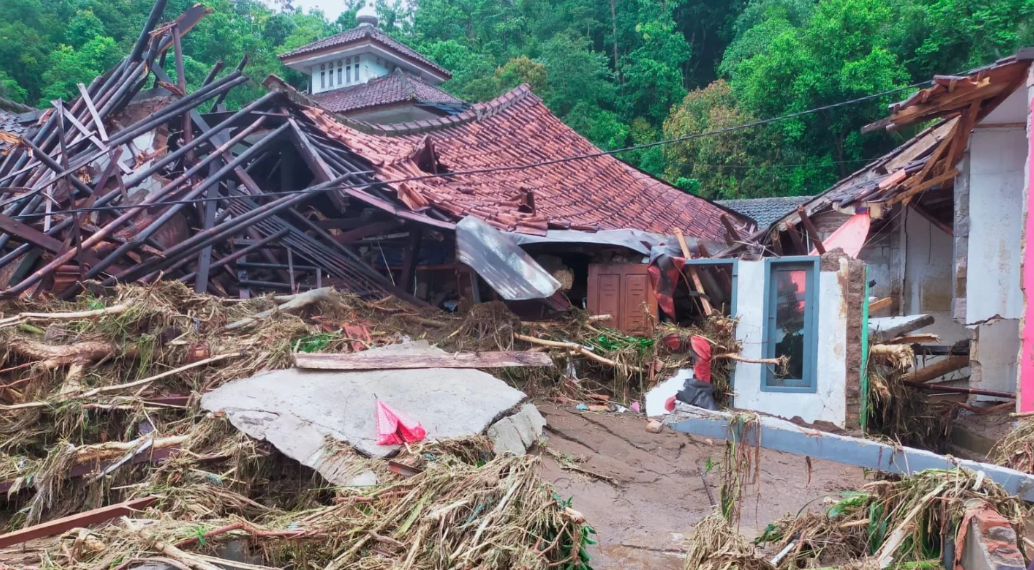 Hujan deras yang mengguyur Kabupaten Sukabumi sejak Kamis (6/3) telah menyebabkan banjir dan tanah longsor di 24 kecamatan. Akibat bencana tersebut, tiga orang dilaporkan meninggal dunia setelah tertimbun longsor, sementara lima orang lainnya masih dalam pencarian.