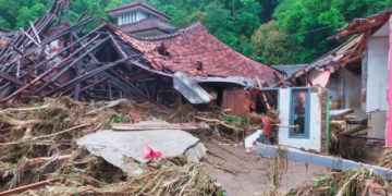 Hujan deras yang mengguyur Kabupaten Sukabumi sejak Kamis (6/3) telah menyebabkan banjir dan tanah longsor di 24 kecamatan. Akibat bencana tersebut, tiga orang dilaporkan meninggal dunia setelah tertimbun longsor, sementara lima orang lainnya masih dalam pencarian.