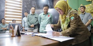 Pemerintah Kabupaten (Pemkab) Bandung resmi menjalin kerjasama dengan PT Perhutani Alam Wisata (Palawi) Risorsis, anak perusahaan PT Perhutani, dalam pemanfaatan jasa lingkungan hutan dan sektor pariwisata. Perjanjian kerjasama ini ditandatangani di Ruang Rapat Bupati Bandung pada Selasa (4/3/2025), yang melibatkan Kepala Dinas PUTR dan Kepala Dinas Kebudayaan dan Pariwisata (Disbudpar), serta Direktur Utama PT Palawi, disaksikan langsung oleh Bupati Bandung, Dadang Supriatna.