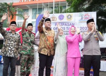 Bupati Bogor, Rudy Susmanto, bersama Forkopimda memastikan bahwa kawasan Puncak akan aman dan nyaman bagi wisatawan yang berencana berlibur ke sana. Hal ini disampaikan Rudy usai melepas peserta mudik gratis tahun 2025 di halaman parkir Stadion Pakansari, Kabupaten Bogor, pada Jumat (28/3/2025).