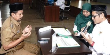 Bupati Sumedang, Dony Ahmad Munir, turut serta membayar zakat mal secara langsung, diikuti oleh para Kepala Perangkat Daerah Kabupaten Sumedang.