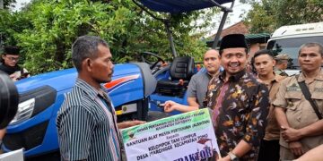 Bupati Sumedang, Dony Ahmad Munir, secara simbolis menyerahkan bantuan Alat Mesin Pertanian (Alsintan) berupa dua unit traktor kepada Kelompok Tani Lumpur dan Usaha Pelayanan Jasa Alsintan (UPJA) Tani Makmur di Desa Marongge, Kecamatan Tomo, Kamis (20/3/2025). Penyerahan bantuan tersebut dilakukan dalam rangka Safari Ramadan ke Desa Marongge.
