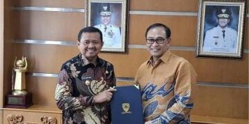 Bupati Sumedang, Dony Ahmad Munir, melakukan dua penandatanganan kesepakatan dengan PT Alita Praya Mitra di Ruang Kerja Bupati pada Jumat (14/3/2025). Kesepakatan tersebut mencakup uji coba pemasangan smart pole dan pengembangan kota cerdas di Kabupaten Sumedang.