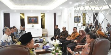 Bupati Sumedang, Dony Ahmad Munir, melakukan kunjungan sekaligus silaturahmi dengan Wakil Ketua DPR RI dari Partai Kebangkitan Bangsa (PKB), Cucun Ahmad Syamsurijal, di Gedung DPR Senayan, Jakarta, pada Rabu (12/3/2025).