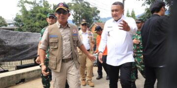 Bupati Bogor, Rudy Susmanto, bersama Kepala Badan Nasional Penanggulangan Bencana (BNPB) Mayjen TNI Suharyanto, melakukan peninjauan terhadap perakitan jembatan bailey.