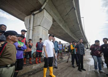 Wakil Wali Kota Bandung, Erwin, meninjau tumpukan sampah di bawah Flyover Ciroyom, Sabtu 1 Maret 2025.