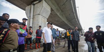 Wakil Wali Kota Bandung, Erwin, meninjau tumpukan sampah di bawah Flyover Ciroyom, Sabtu 1 Maret 2025.