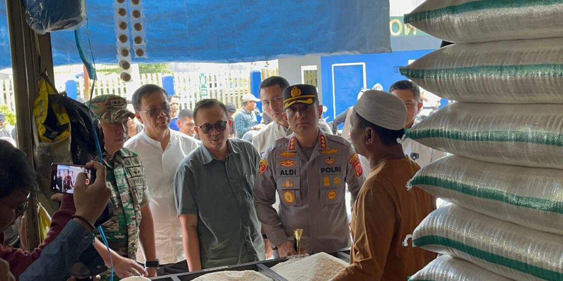 Sekretaris Daerah Kabupaten Bandung, Cakra Amiyana, turut mendampingi Kapolresta Bandung Kombes Pol Aldi Subartono, Dandim 0624/Kabupaten Bandung Letkol Inf Tinton Amin Putra, serta jajaran TNI dan Polri lainnya dalam kegiatan monitoring