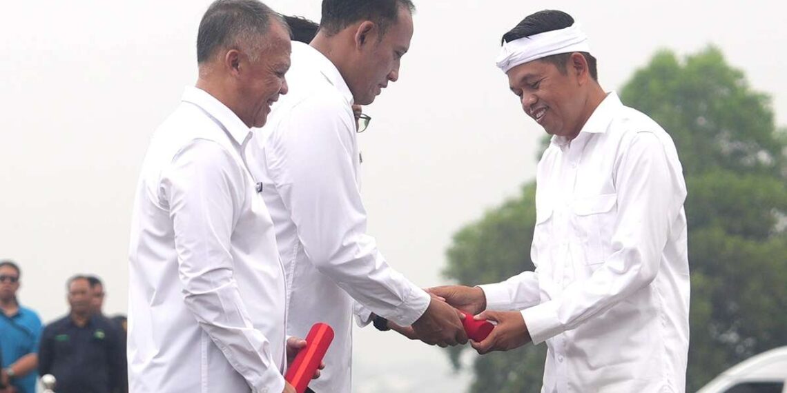 Gubernur Jawa Barat, Dedi Mulyadi, merotasi dan mengangkat sejumlah pejabat eselon II setingkat dinas, kepala biro, dan staf ahli Gubernur