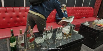 Satuan Polisi Pamong Praja (Satpol PP) Kota Bandung menindak tegas sebuah tempat hiburan malam yang tetap beroperasi selama bulan suci Ramadan. Dalam razia yang digelar pada Selasa, 18 Maret 2025 malam, petugas menutup tempat karaoke Saga Vigor Karaoke yang berlokasi di Jalan Ciumbuleuit No. 152 karena melanggar peraturan yang melarang operasional usaha hiburan malam pada hari-hari besar keagamaan.