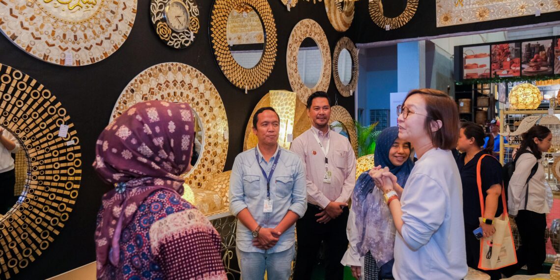 (Wamenekraf/Wakabekraf) Irene Umar menghadiri Indonesia International Furniture Expo (IFEX) 2025, sebuah pameran furnitur dan kerajinan home decor berskala internasional yang berlangsung pada 6-9 Maret 2025 di Jakarta International Expo (JIExpo), Jakarta, pada Sabtu, 8 Maret 2025.