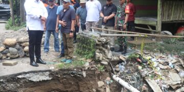 Bupati Bogor Rudy Susmanto, turun langsung meninjau lokasi bencana jembatan ambruk di Jembatan Cipicung,