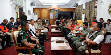 Kepala BNPB Letjen TNI Dr. Suharyanto, S. Sos., M.M. saat memimpin rapat di Pendopo Pelabuhan Ratu, Sukabumi, Jawa Barat, pada Sabtu (8/3). (Bidang Komunikasi Kebencanaan/Dume Harjuti Sinaga)
