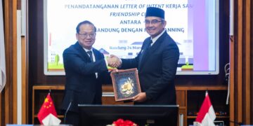 Kota Bandung dan Kota Nanning, Tiongkok, resmi menjalin hubungan persahabatan melalui penandatanganan Letter of Intent (LoI) dalam acara kunjungan delegasi Pemerintah Kota Nanning ke Bandung pada Senin, 24 Maret 2025.