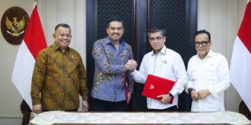 Menteri Usaha Mikro Kecil Menengah (UMKM) Maman Abdurahman dan Menteri Ketenagakerjaan Yassierli konkretkan rencana kolaborasi melalui Penandatangan Kesepahamaan Bersama tentang Sinergi Program Ketenagakerjaan dalam Pengembangan Kewirausahaan, Usaha Mikro, Kecil, dan Menengah.
