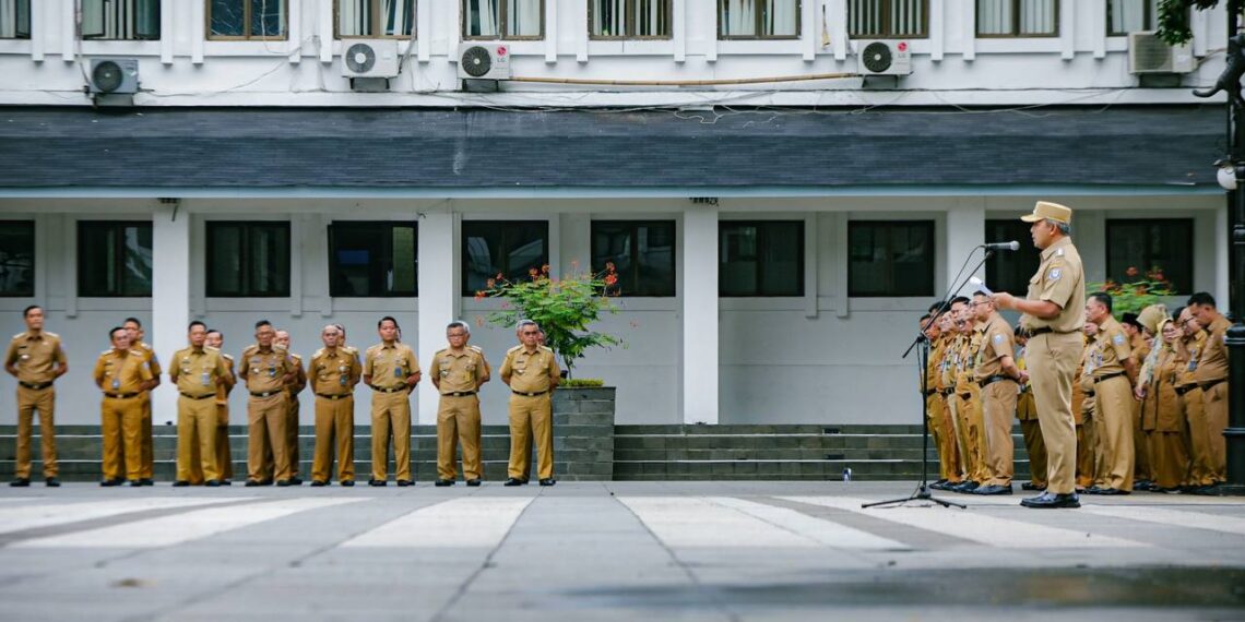 Pemerintah Kota (Pemkot) Bandung telah mengaktifkan dua posko siaga utama yang beroperasi selama 24 jam. Posko tersebut berlokasi di Pendopo Wali Kota dan Rumah Dinas Wakil Wali Kota di Jalan Nyland.