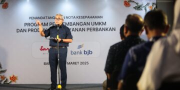 Wali Kota Bandung, Muhammad Farhan, menyatakan akan mengoptimalkan Bandung Creative Hub (BCH) sebagai pusat inkubasi untuk bisnis kreatif sebagai upaya Pemerintah Kota (Pemkot) Bandung dalam memajukan pelaku Usaha Mikro Kecil dan Menengah (UMKM). Pernyataan tersebut disampaikan Farhan saat menyaksikan penandatanganan Nota Kesepahaman Program Pengembangan UMKM dan Produk Layanan Jasa Perbankan antara Sarinah dan bjb, di de Braga by Artotel, Jumat, 21 Maret 2025.