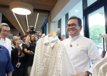 Menteri Perdagangan, Budi Santoso mengunjungi pusat perbelanjaan Sarinah dalam rangka kampanye Belanja di Indonesia Aja (BINA) di Jakarta, Rabu (5 Mar)