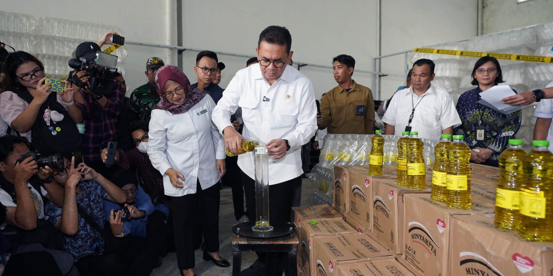 Menteri Perdagangan, Budi Santoso, memimpin ekspose hasil pengawasan terhadap pabrik MINYAKITA milik PT Artha Eka Global Asia (AEGA) di Karawang, Jawa Barat, Kamis (13/3/2025). Dalam pengawasan tersebut, Kemendag menemukan modus kecurangan baru yang dilakukan oleh perusahaan pengepakan minyak tersebut.