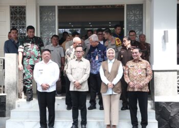 Bupati Garut, Abdusy Syakur Amin, bersama Wakil Bupati Garut, Putri Karlina, menerima kunjungan Wakil Menteri Dalam Negeri (Wamendagri) Republik Indonesia, Bima Arya Sugiarto, di Gedung Pendopo, Kecamatan Garut Kota, Kabupaten Garut, Jumat (21/3/2025).