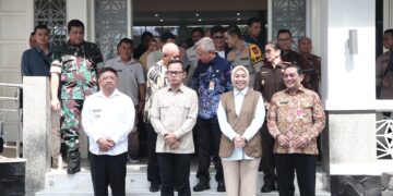 Bupati Garut, Abdusy Syakur Amin, bersama Wakil Bupati Garut, Putri Karlina, menerima kunjungan Wakil Menteri Dalam Negeri (Wamendagri) Republik Indonesia, Bima Arya Sugiarto, di Gedung Pendopo, Kecamatan Garut Kota, Kabupaten Garut, Jumat (21/3/2025).