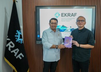 Menteri Ekonomi Kreatif Teuku Riefky Harsya (kanan) bersama Ketua Umum ICCN TB Fiki Satari.