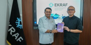 Menteri Ekonomi Kreatif Teuku Riefky Harsya (kanan) bersama Ketua Umum ICCN TB Fiki Satari.