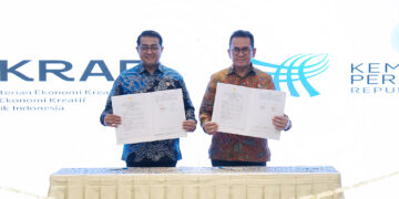 Menteri Perdagangan, Budi Santoso bersama Menteri Ekonomi Kreatif, Teuku Riefky Harsya menandatangani kesepakatan bersama (MoU) tentang pengembangan produk UMKM kreatif di Jakarta, Minggu (23 Mar)