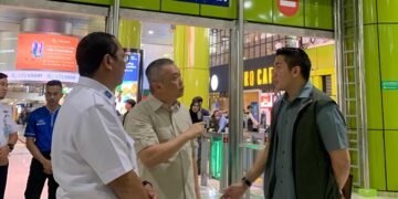 Menteri Perhubungan, Dudy Purwagandhi, bersama Sekretaris Kabinet, Teddy Indra Wijaya, melakukan peninjauan langsung ke Stasiun Gambir, Jakarta Pusat, sebagai bagian dari persiapan menghadapi Angkutan Lebaran 2025.