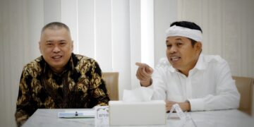 Menteri Perhubungan Dudy Purwagandhi (kiri) dan Gubernur Jawa Barat Dedi Mulyadi