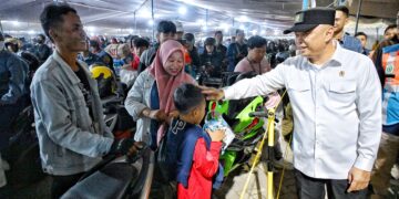 Menteri Perhubungan Dudy Purwagandhi melakukan pemantauan langsung terhadap pergerakan pemudik sepeda motor di Pelabuhan Ciwandan, Cilegon, Banten, pada Kamis (27/3) dini hari.